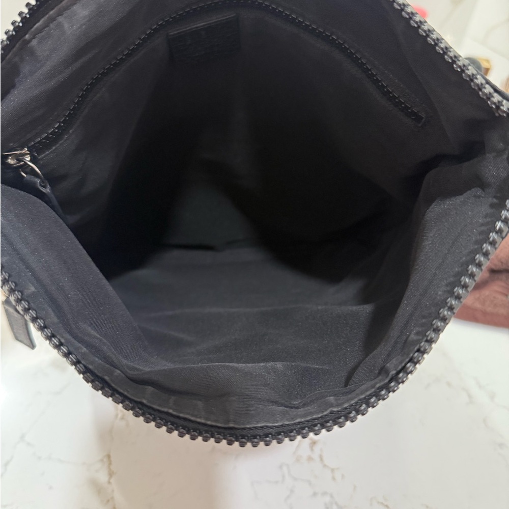 Gucci Authentic Black Monogram Messenger Bag - Picture 4 of 8